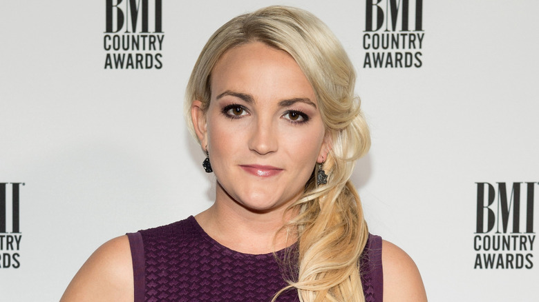 Jamie Lynn Spears posing