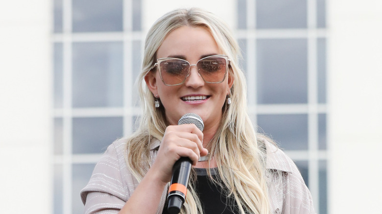 Jamie Lynn Spears speaking into a microphone