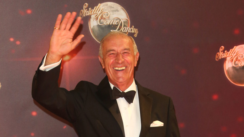 Len Goodman waving