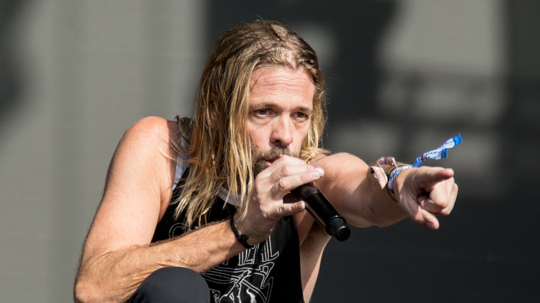 Taylor Hawkins performing