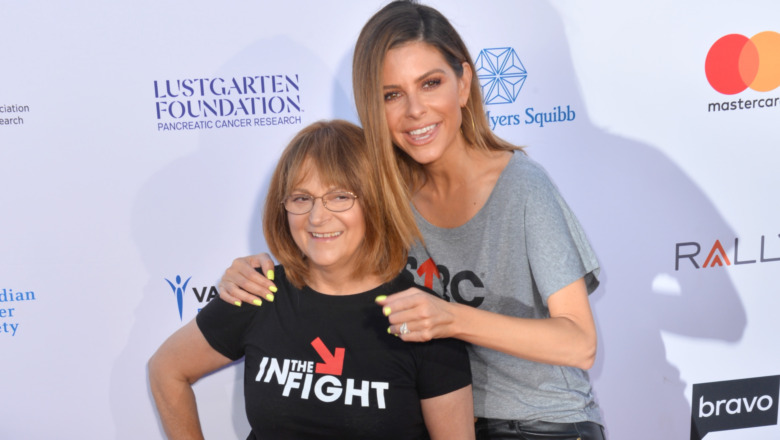 Maria Menounos and Litsa Menounos posing