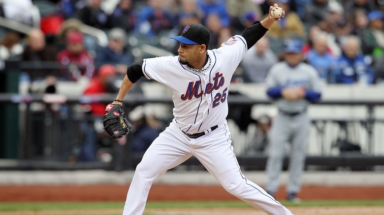 Pedro Feliciano #25 of the New York Mets pitching against the Los Angeles Dodgers