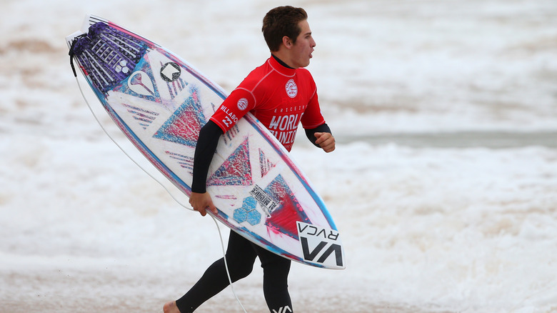 Kalani David of Hawaii before the start of heat 6 of round 2 of the Men's Ericeira World Junior Championships 2016