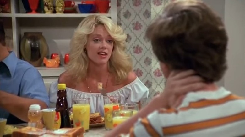 Lisa Robin Kelly speaking at a dinner table