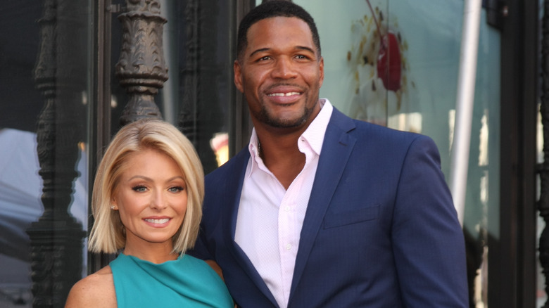 Kelly Ripa and Michael Strahan posing