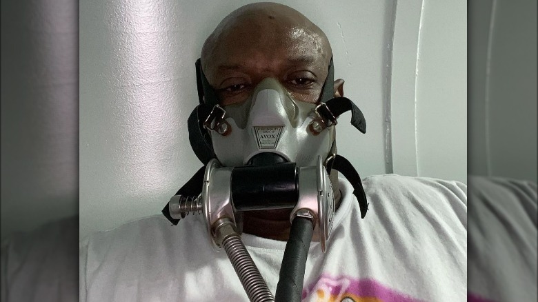 Ronnie Coleman in hyperbaric chamber