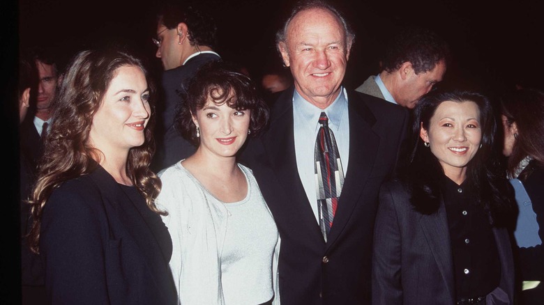 Gene Hackman posing with his daughters and Betsy Arakawa