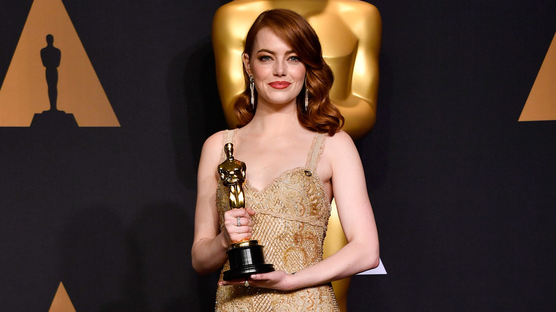 Emma Stone holding Oscar