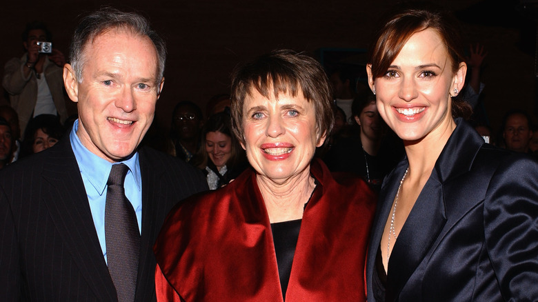 Jennifer Garner smiling with mom and dad