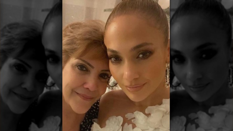 Jennifer Lopez selfie with mom