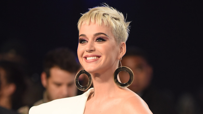 Katy Perry poses at the MTV Music Awards in 2017