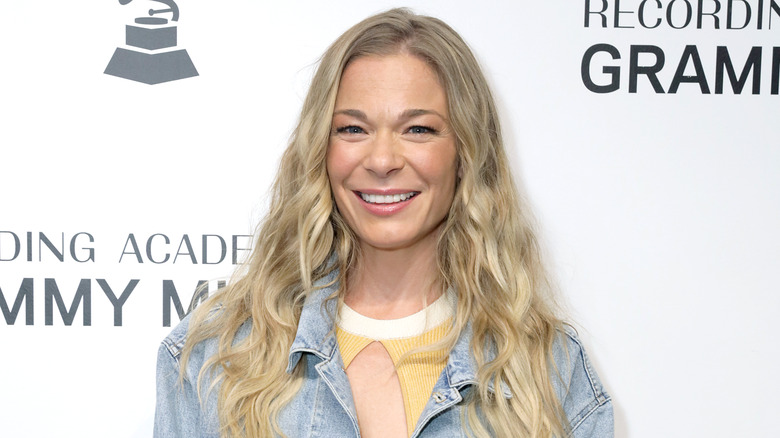 LeAnn Rimes, smiling