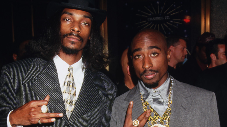 Snoop Dogg, Tupac posing