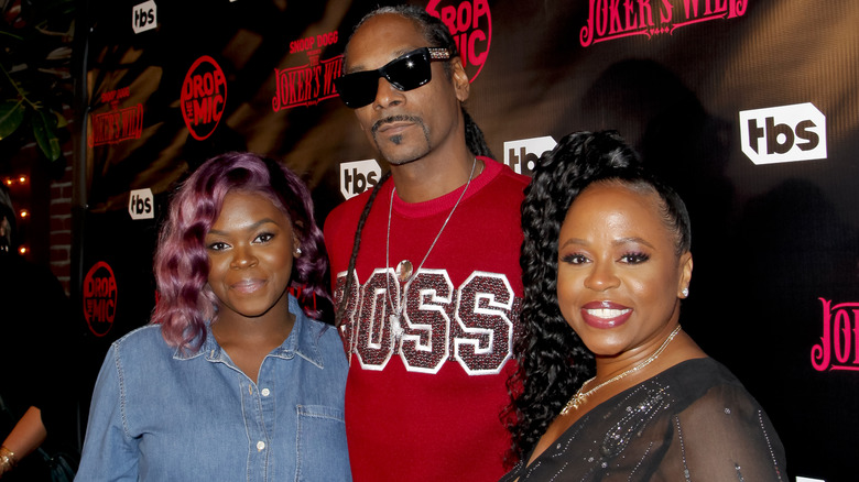 Snoop Dogg posing with Cori and Shante Broadus