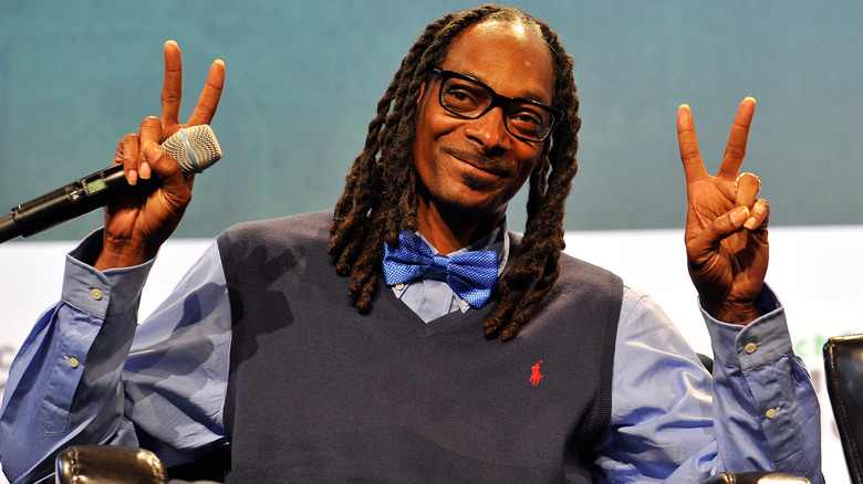 Snoop Dogg making peace signs