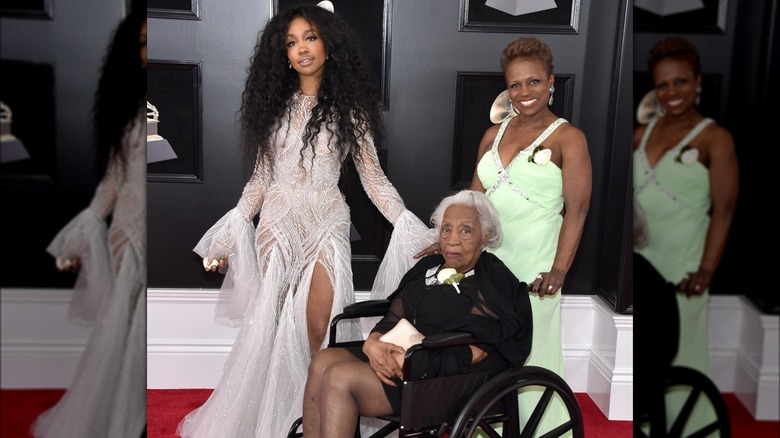 SZA poses with her mom and late grandmother at the 2018 Grammys.