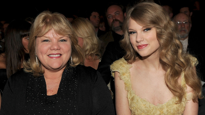 Taylor and Andrea Swift smiling