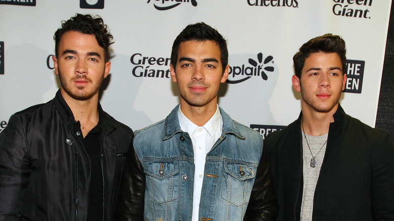 The Jonas Brothers pose together