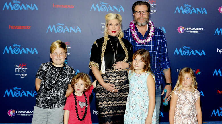 Pregnant Tori Spelling with her family