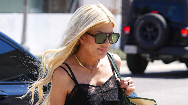 Tori Spelling black sunglasses