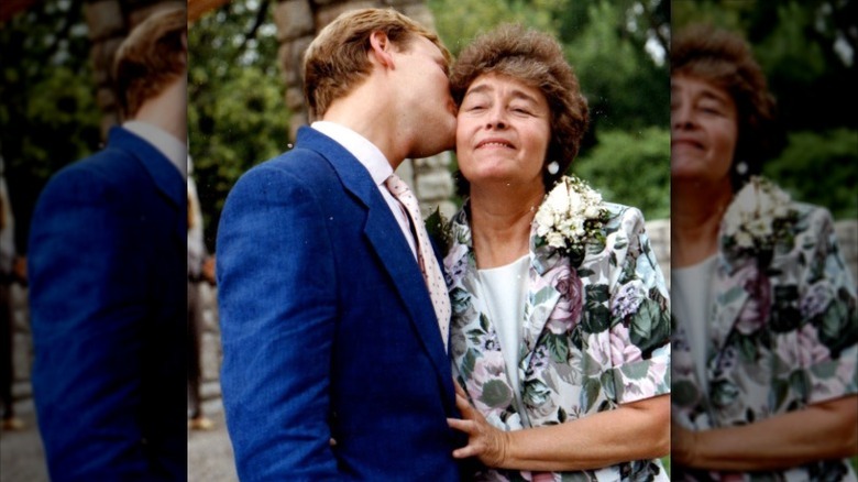 Steve Doocy kisses his mother on the cheek