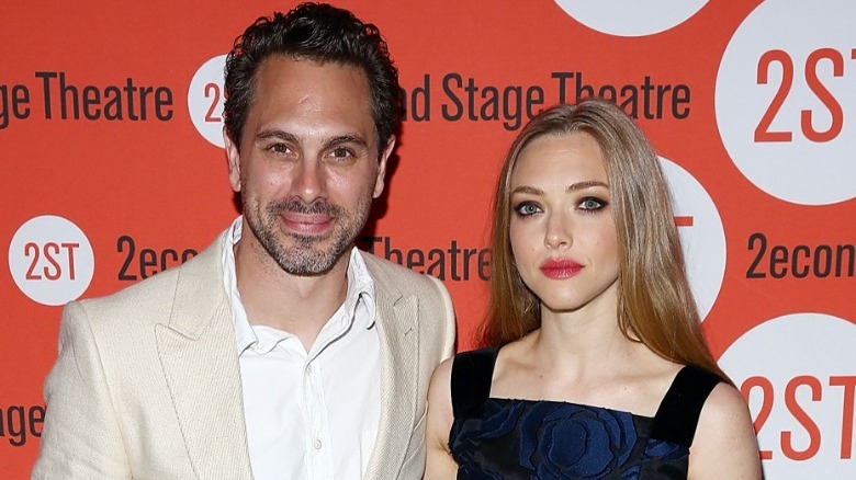 Amanda Seyfried with Thomas Sadoski, looking at camera