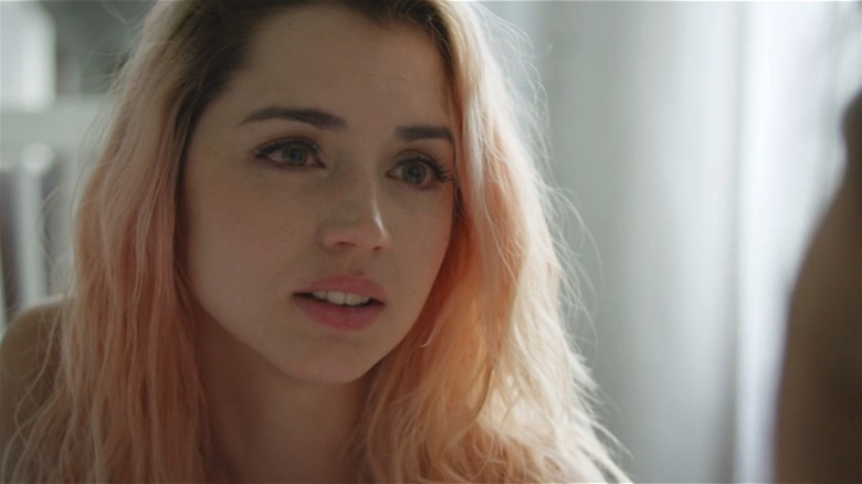 Ana de Armas' pink hair in "Por un Puñado de Besos"