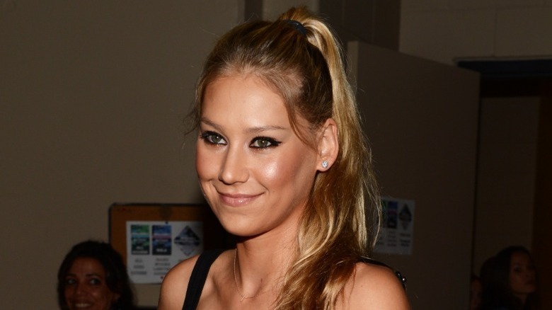 Anna Kournikova looking to side