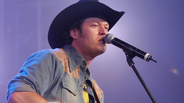 Blake Shelton performing in 2006