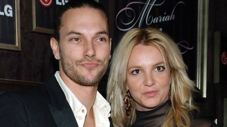 Kevin Federline and Britney Spears posing on the red carpet