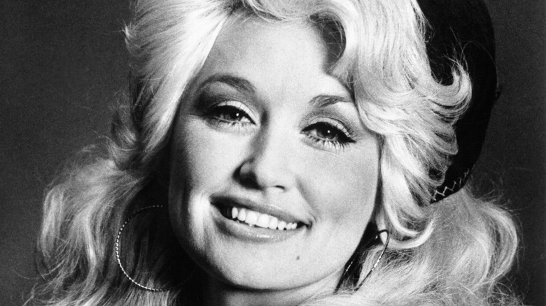 Black-and-white photo of Dolly Parton in her early 20s