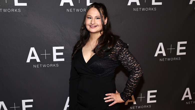 Gypsy Rose Blanchard with hand on hip