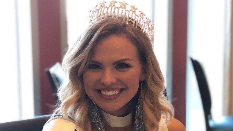 Hannah Brown wearing her Miss Alabama crown