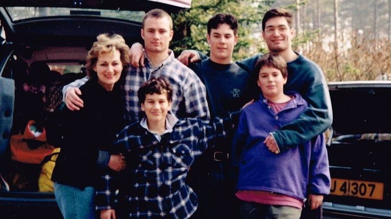 Young Henry Cavill and his family posing