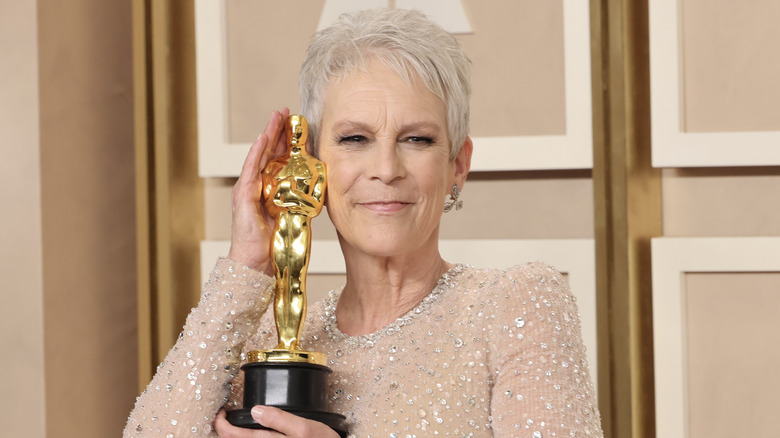 Jamie Lee Curtis posing with her Oscar