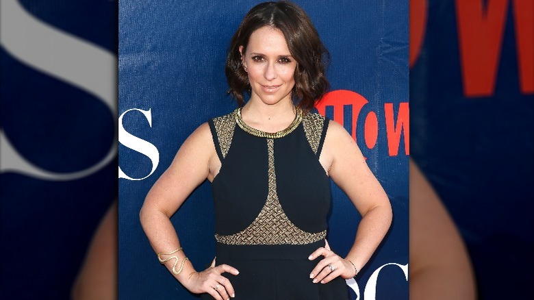 Jennifer Love Hewitt post-baby red carpet pose