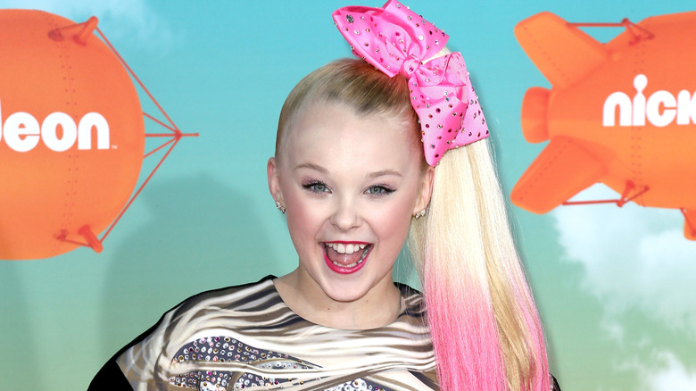 JoJo Siwa smiling in a pink bow in 2016