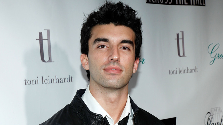 Justin Baldoni posing on the red carpet