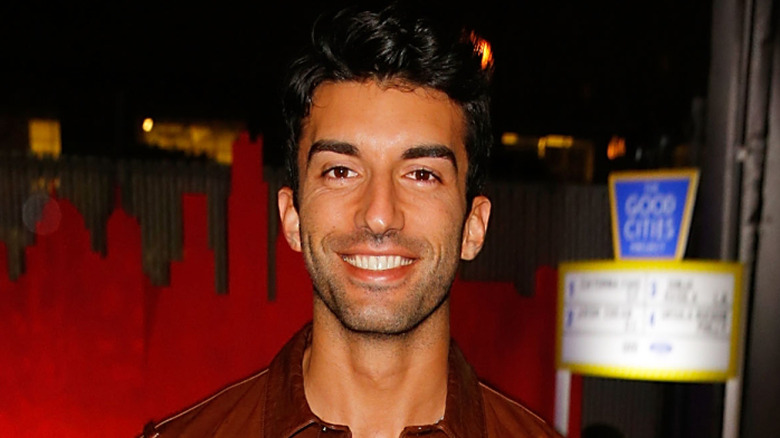 Justin Baldoni posing for cameras