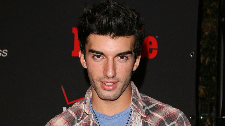 Justin Baldoni posing on the red carpet