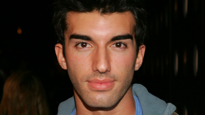 Justin Baldoni posing for cameras