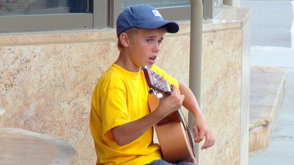 Justin Bieber singing outside 