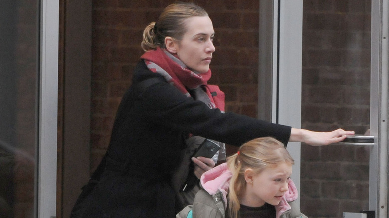 Kate Winslet, Mia, playing