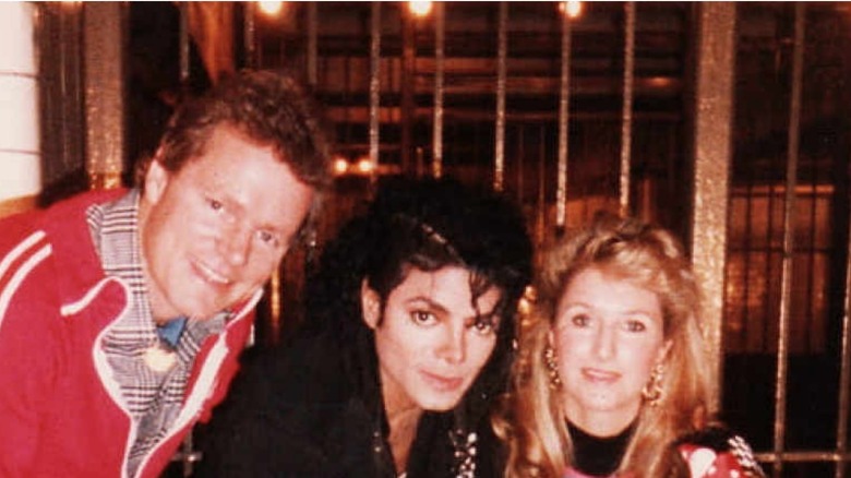 Rick and Kathy Hilton pose with Michael Jackson