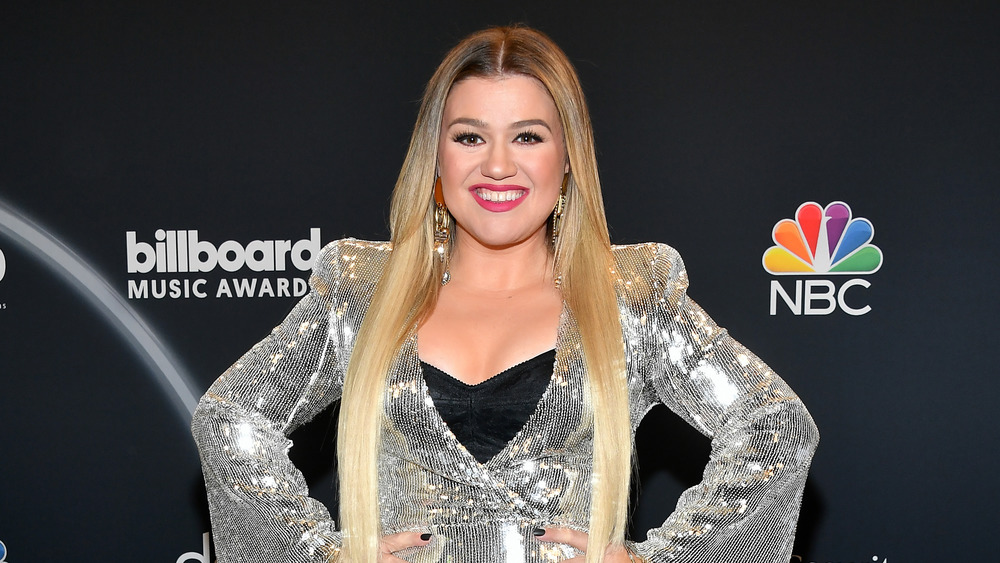 Kelly Clarkson posing on the red carpet at the 2020 Billboard Music Awards