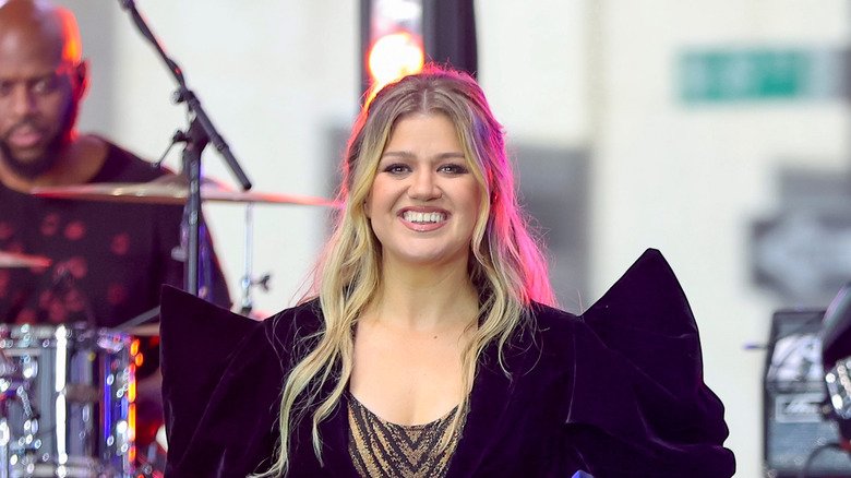 Kelly Clarkson smiling