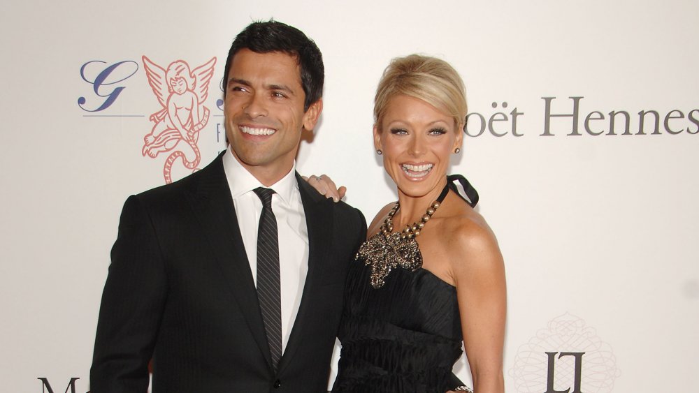 Mark Consuelos smiling with Kelly Ripa in 2007