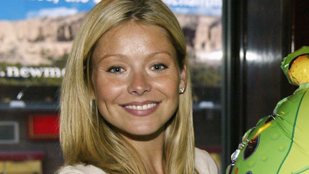 Kelly Ripa posing in 2003