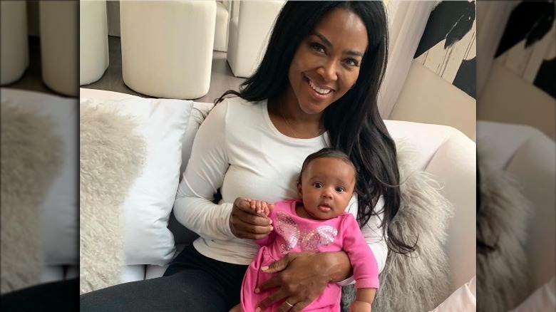 Kenya Moore holding her daughter in 2018 