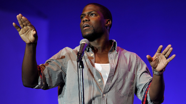 Kevin Hart performing in 2009